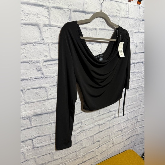 Fashion to Figure  Black Asymmetrical One Shoulder Shirt, Cropped, Size 3 - Picture 2 of 6